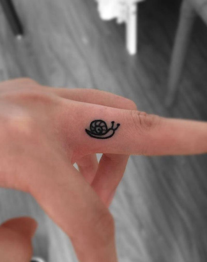 小蜗纹身图片_成品手部清新动物图腾纹身图案