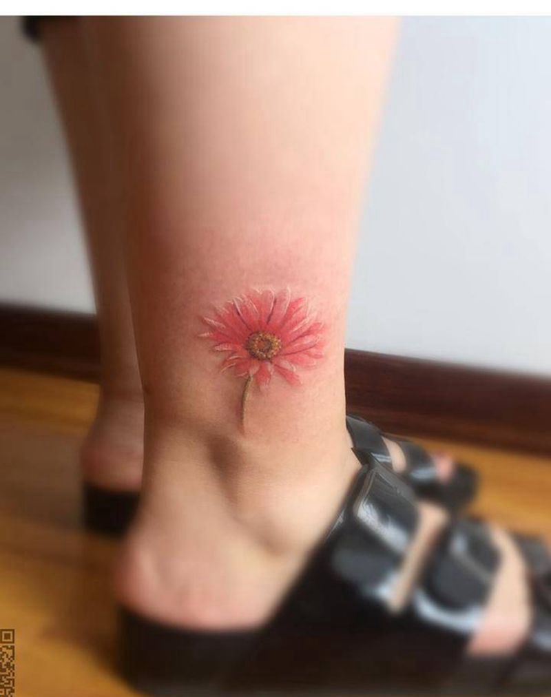 小花花纹身图片_成品腿部清新写实植物纹身图案