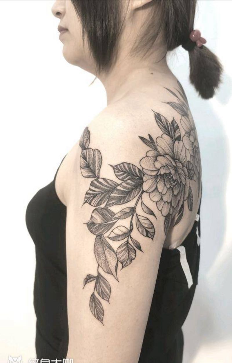 素花纹身图片_肩部背部点刺欧美写实纹身图案