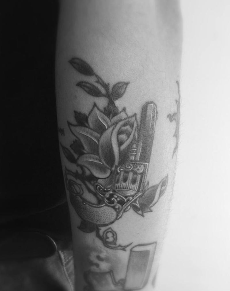 枪炮玫瑰纹身图片_成品手臂欧美清新静物植物纹身图案