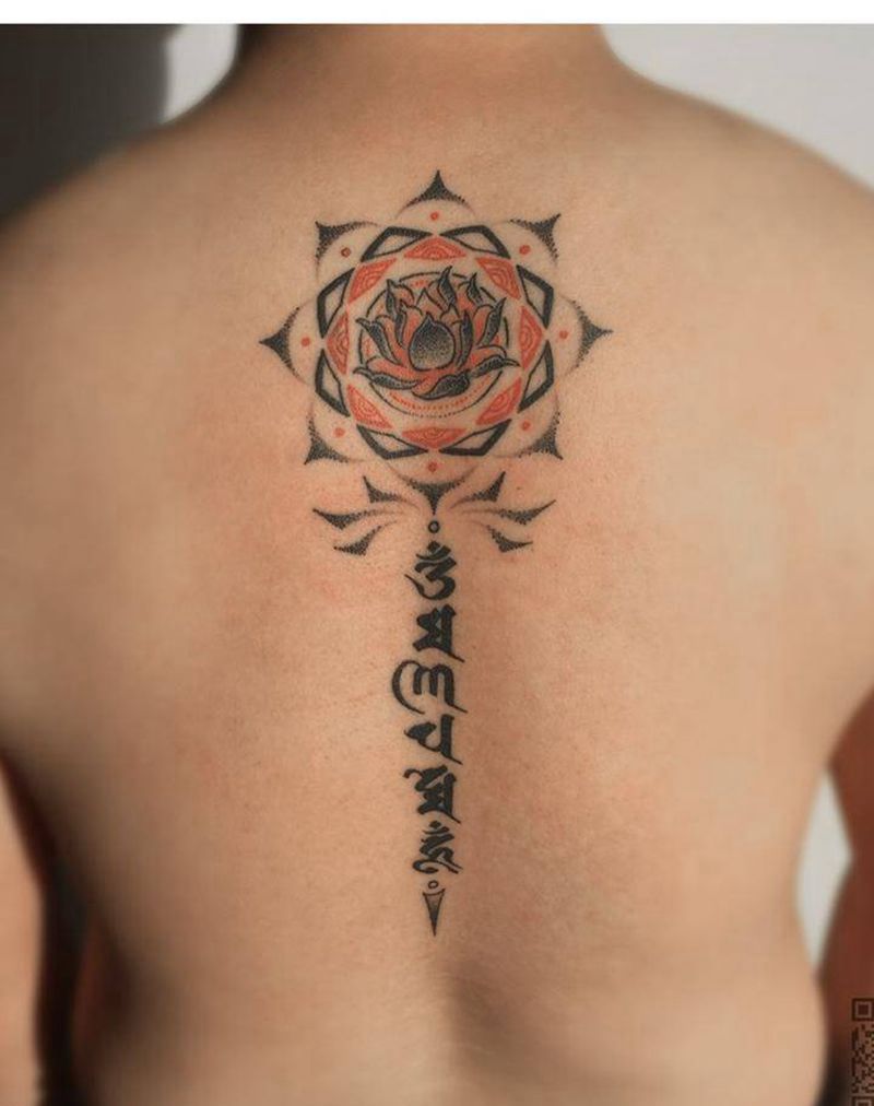 点刺荷花+六字真言纹身图片_成品背部传统清新植物字符图腾原创纹身图案