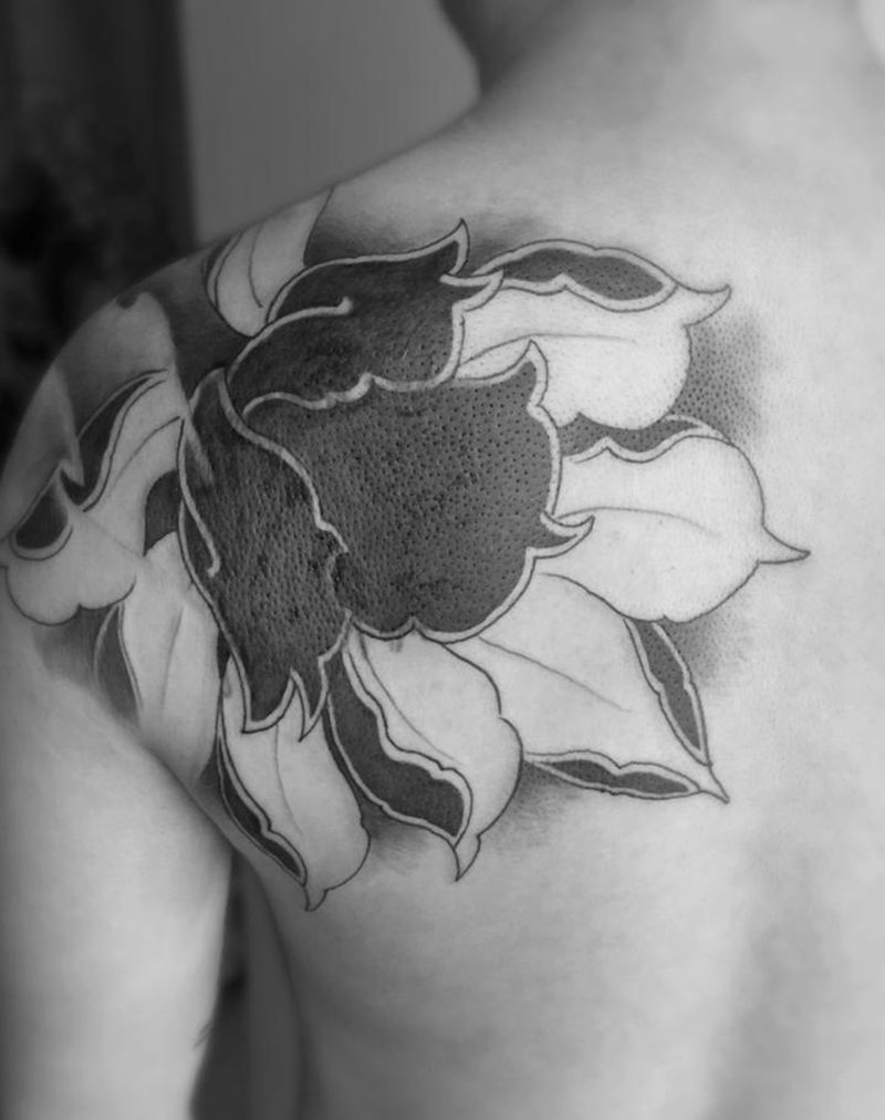 黑荷花纹身图片_成品背部传统植物纹身图案