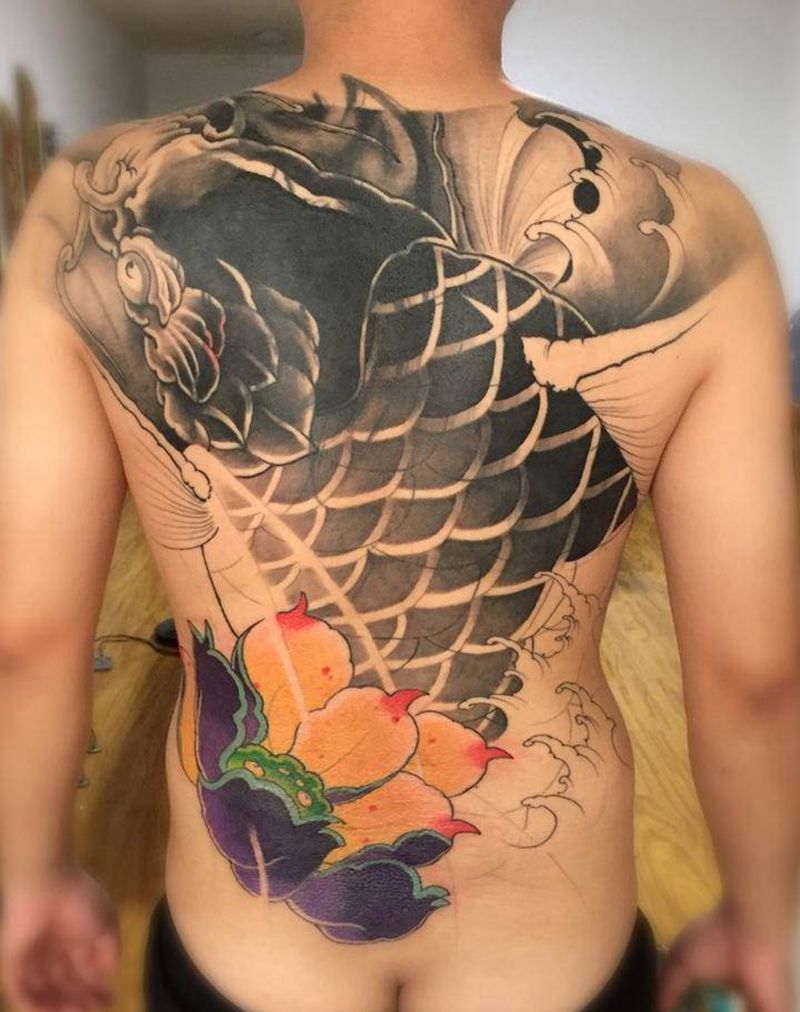 鲤鱼莲花纹身图片_成品背部传统动物静物纹身图案