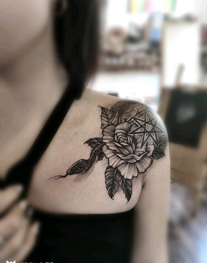 素花配蛇纹身图片_肩部胸部点刺欧美写实纹身图案