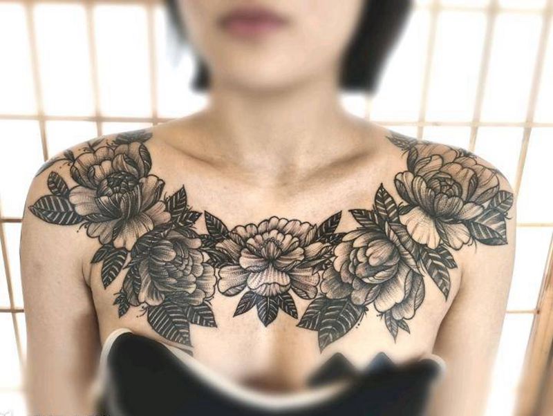 花胸纹身图片_胸部点刺欧美写实纹身图案