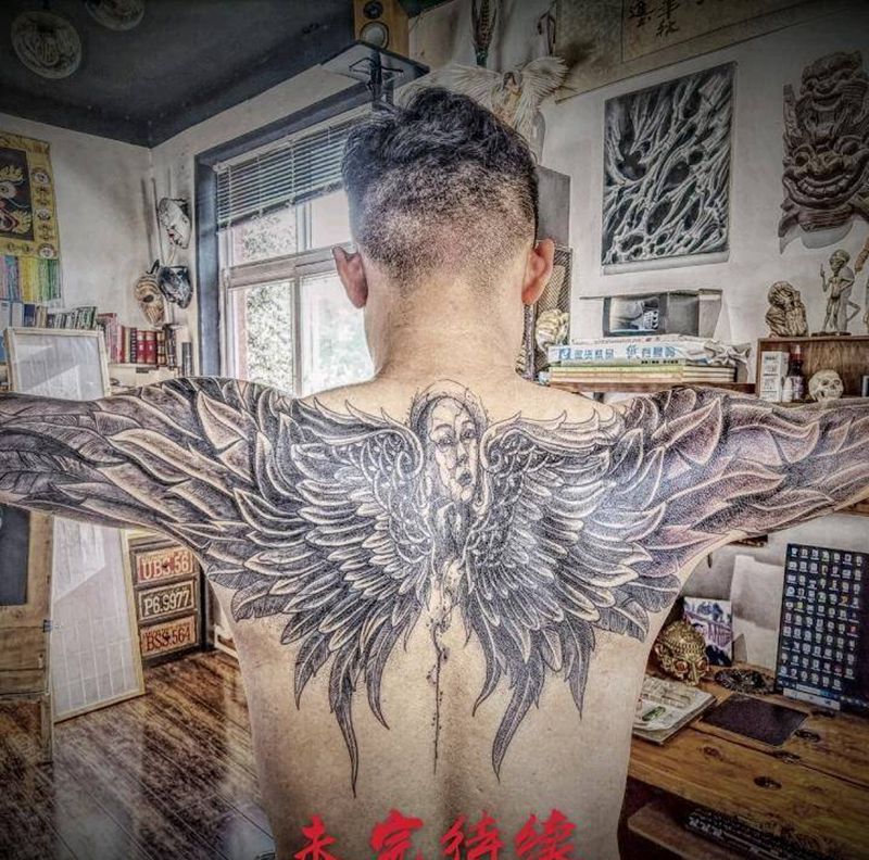 翅膀纹身图片_背部肩部欧美写实纹身图案