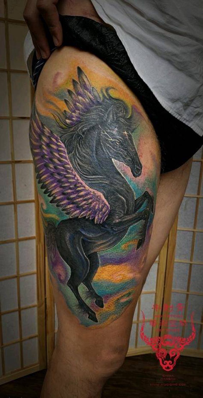 黑飞马纹身图片_腿部欧美写实纹身图案