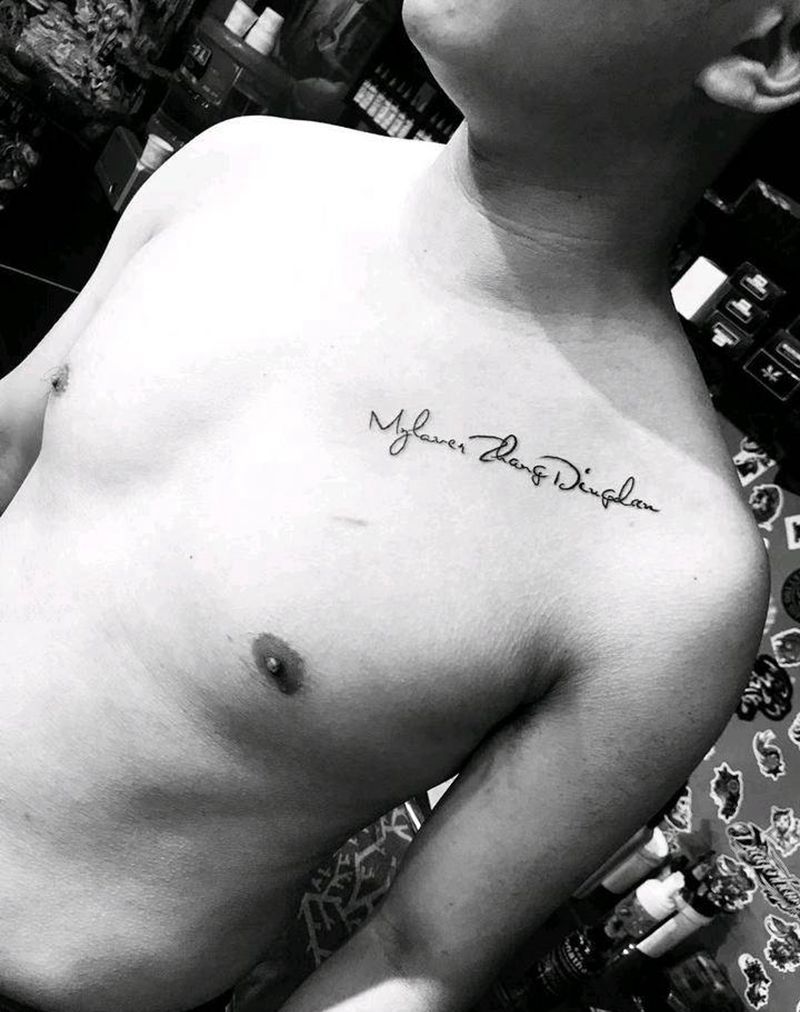 字母纹身图片_胸部字母纹身图案