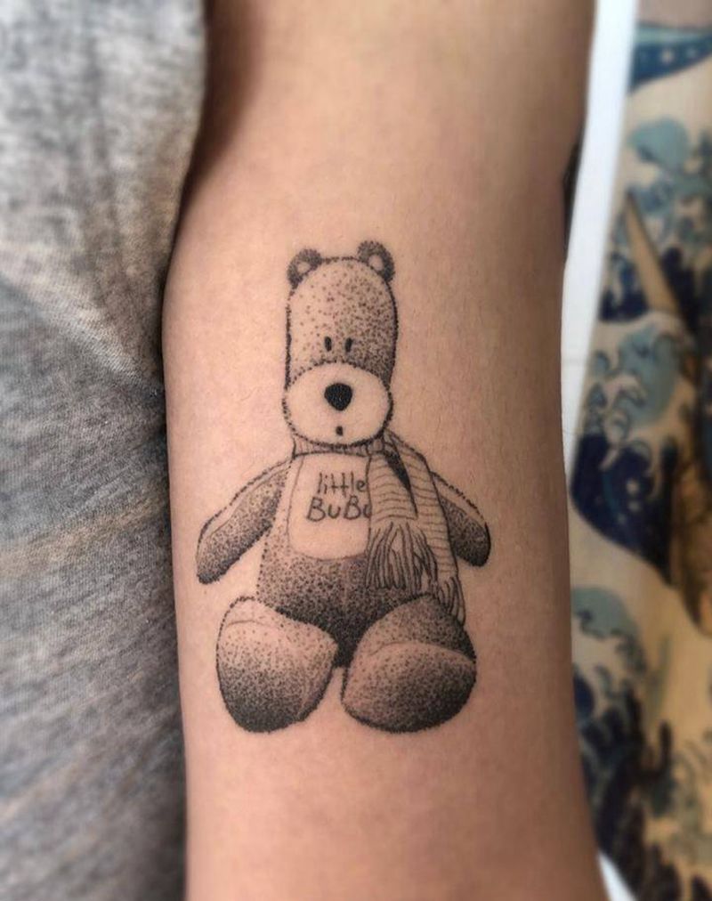 布偶小熊纹身图片_手臂New School点刺纹身图案