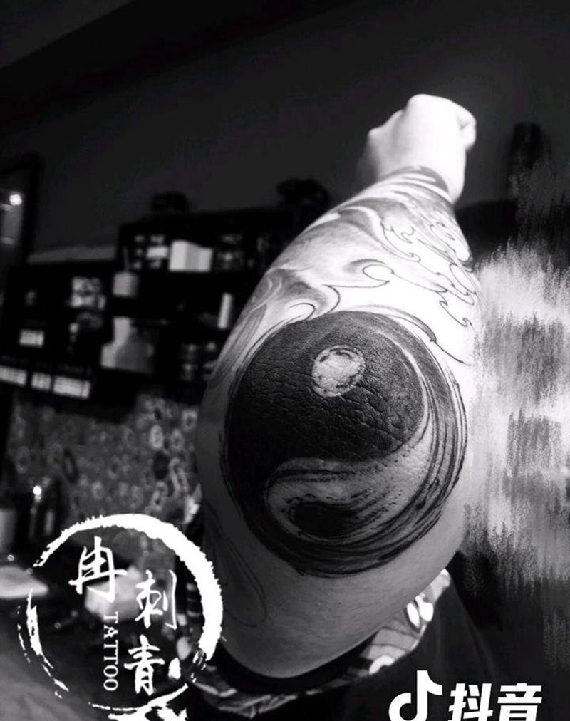 水墨八卦纹身图片_手臂纹身图案