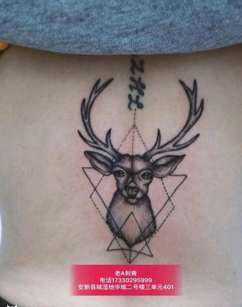麋鹿纹身图片_背部臀部新传统鹿纹身图案