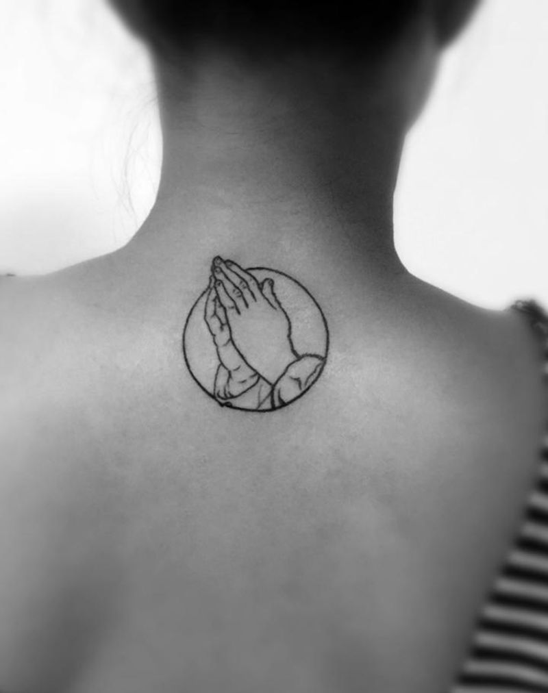 祈祷之手纹身图片_成品背部清新几何人物图腾原创纹身图案