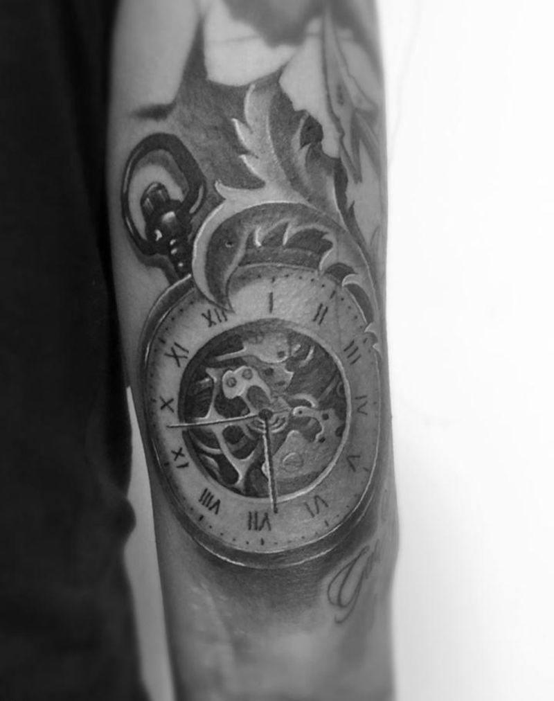怀表纹身图片_成品手臂欧美写实静物纹身图案