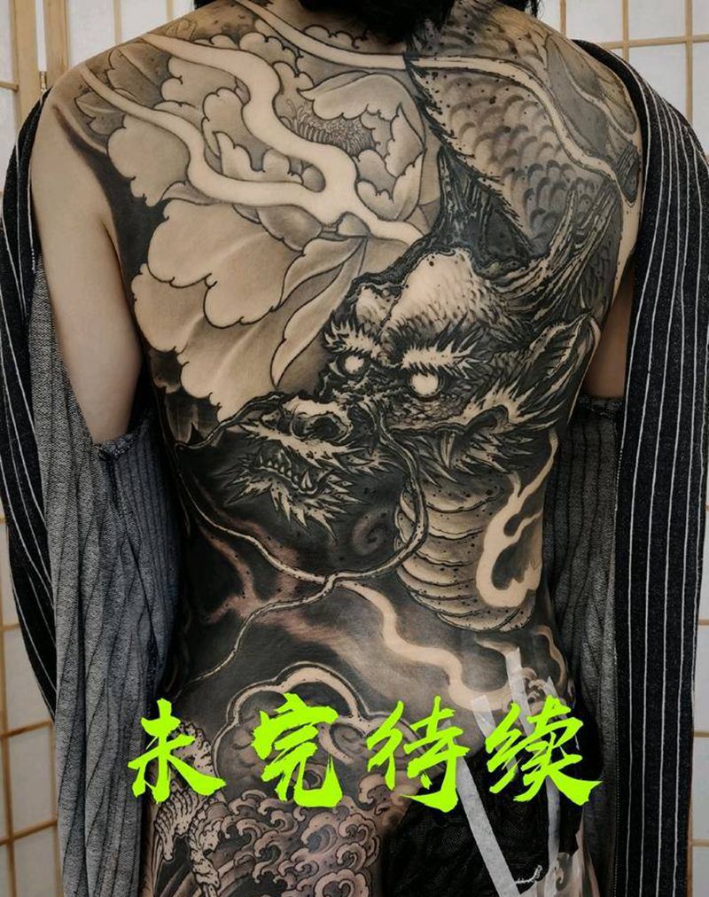 中国龙纹身图片_背部新传统水墨纹身图案