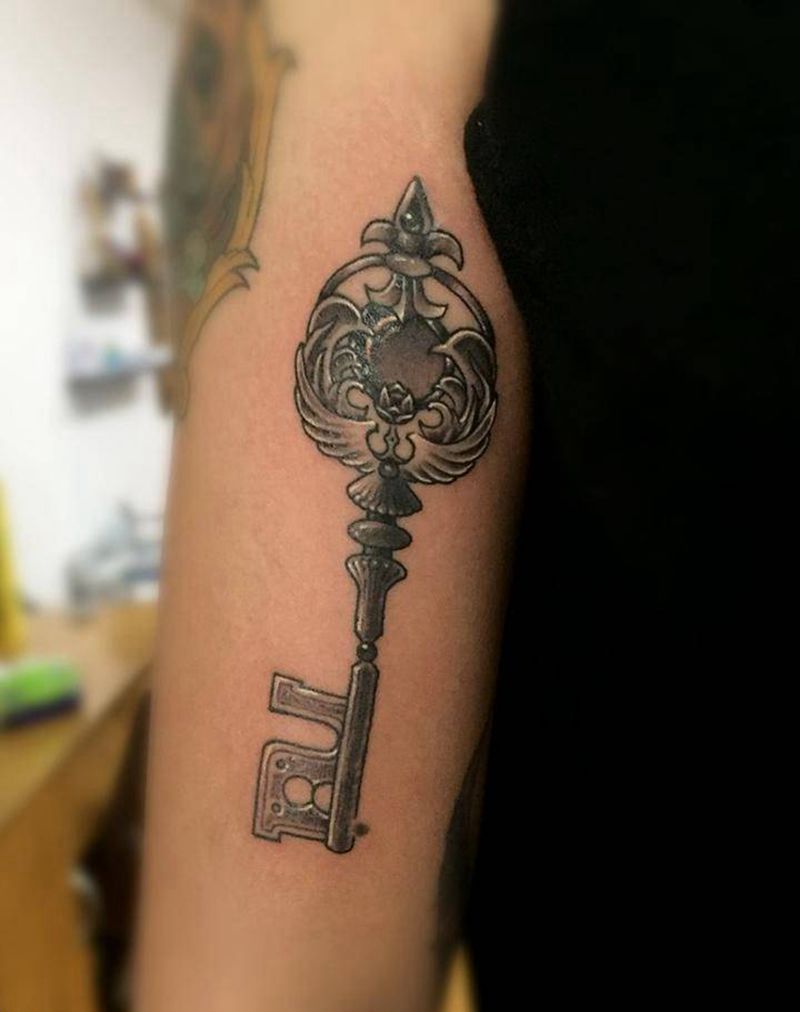 钥匙纹身图片_成品手臂欧美清新静物原创纹身图案
