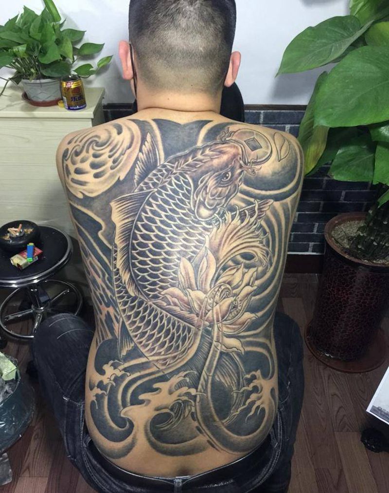 满背鲤鱼纹身图片