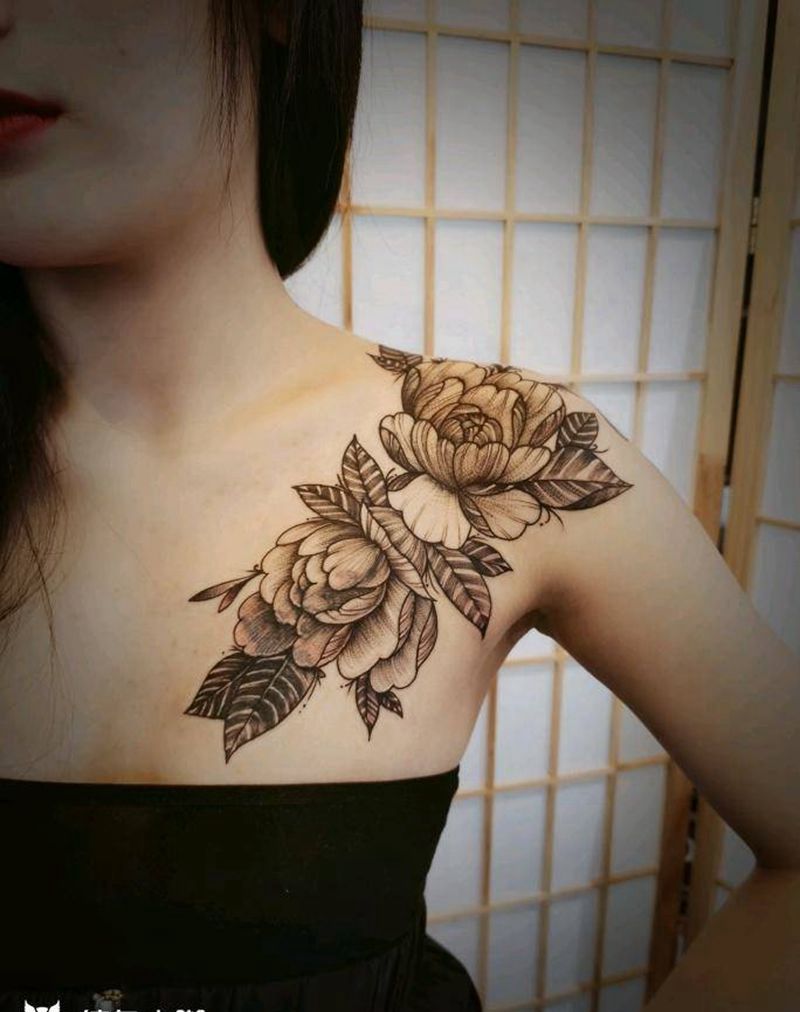 素花纹身图片_胸部点刺欧美写实纹身图案