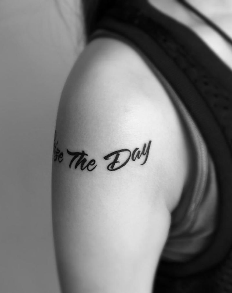 英文纹身纹身图片_成品肩部清新字符图腾纹身图案