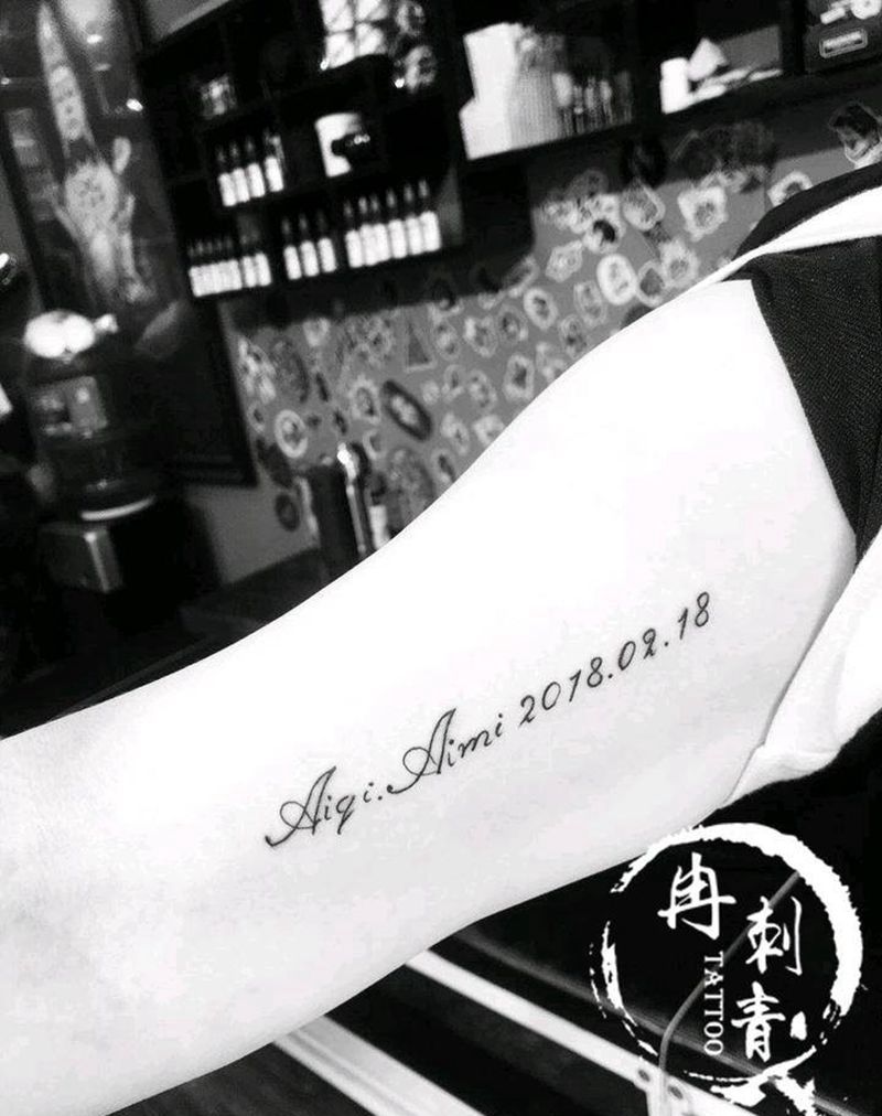 字母纹身图片_手臂肩部花体字纹身图案