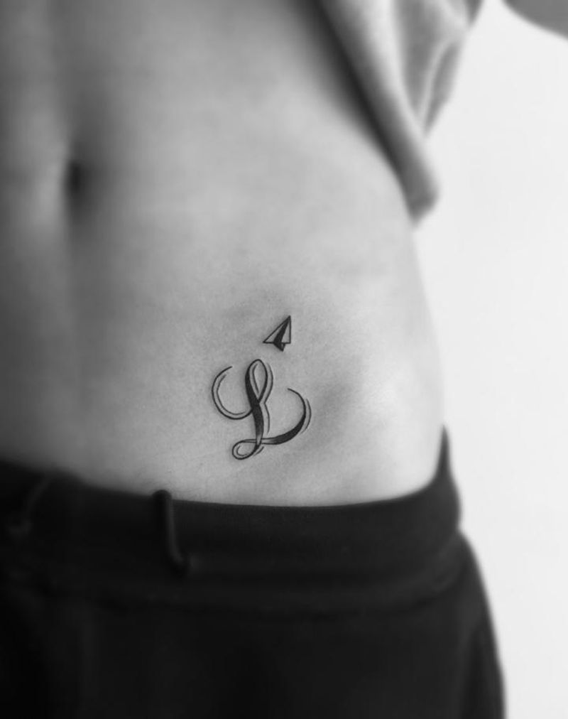 L+纸飞机纹身图片_成品腹部清新几何字符图腾纹身图案