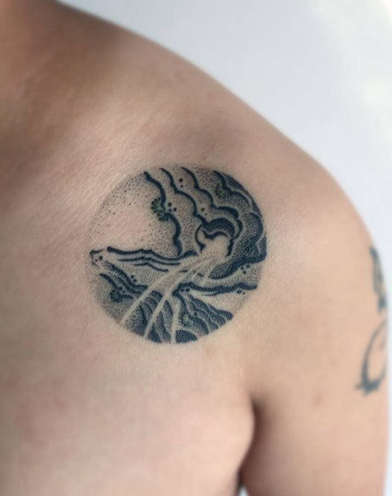 山纹身图片_胸部新传统点刺纹身图案