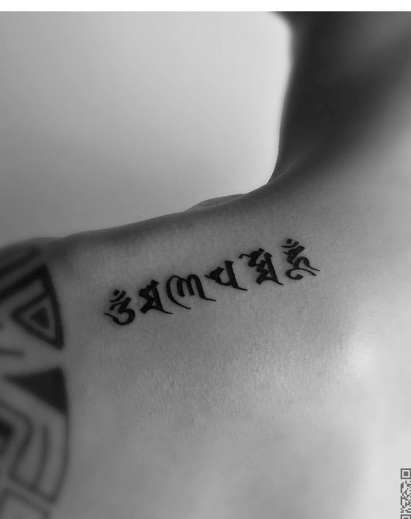 六字真言纹身图片_成品清新字符图腾肩部纹身图案