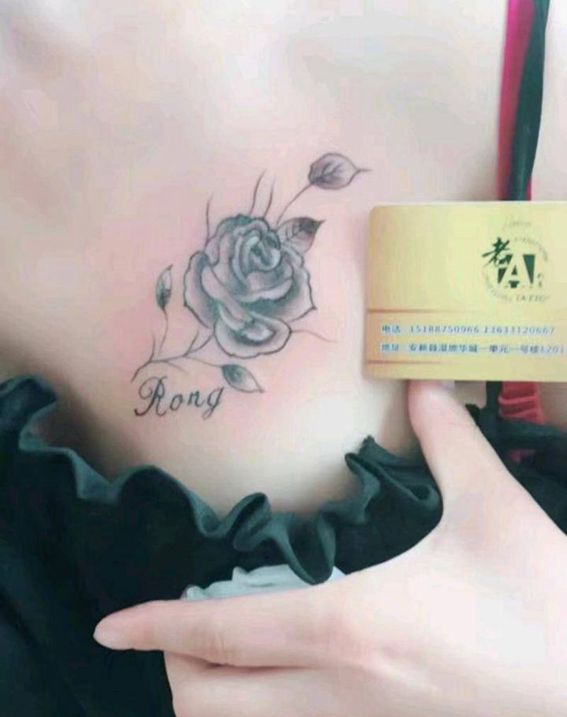 胸花纹身图片_胸部老传统胸花纹身图案