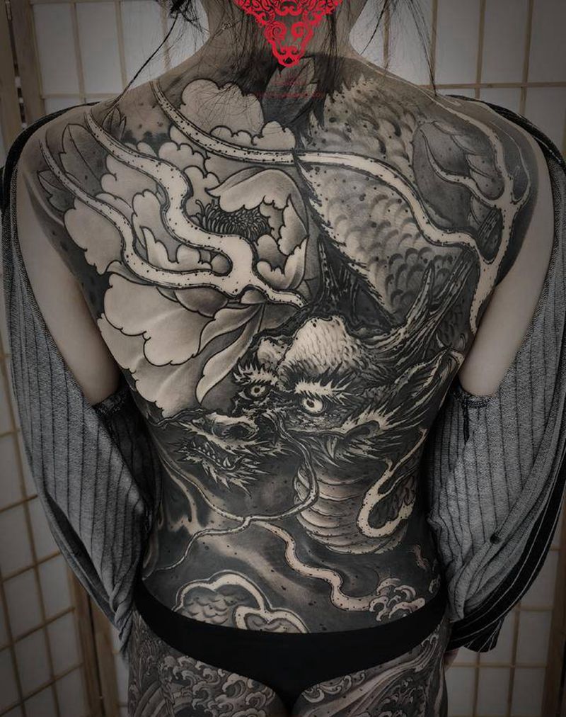 中国龙纹身图片_背部臀部新传统水墨纹身图案
