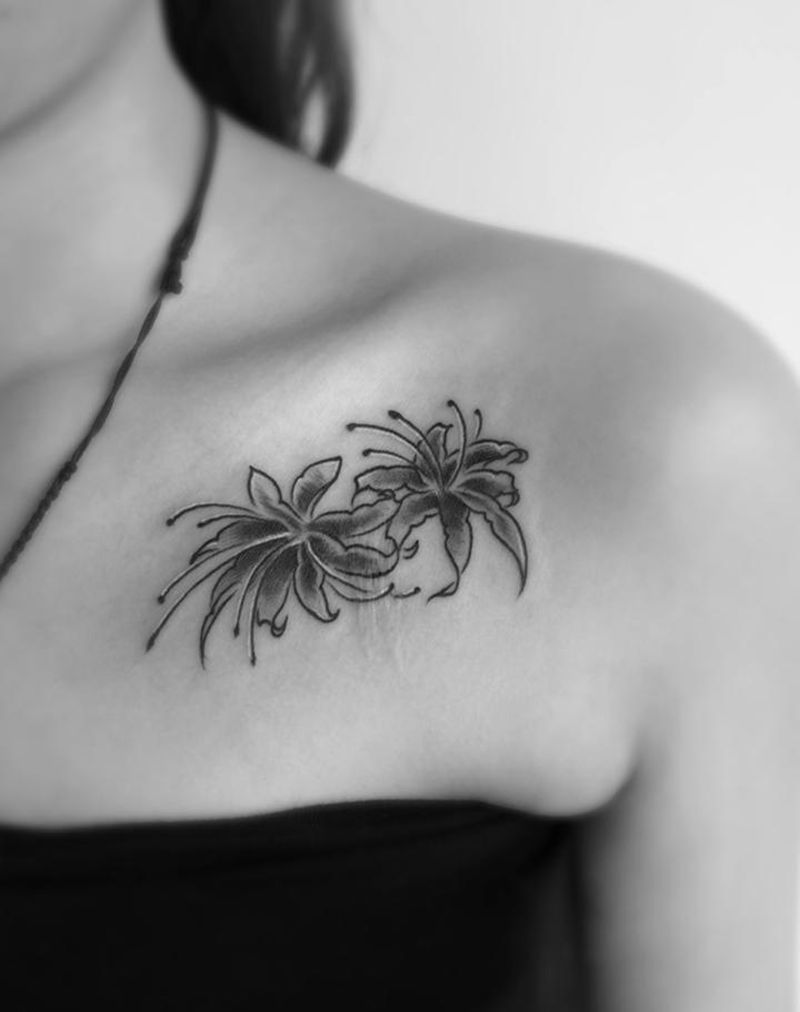 彼岸花纹身图片_成品胸部清新植物纹身图案