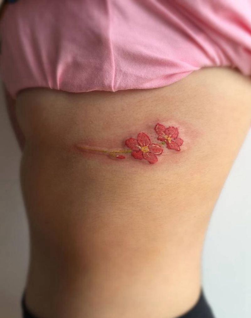 两朵小花纹身图片_成品腰部清新植物纹身图案