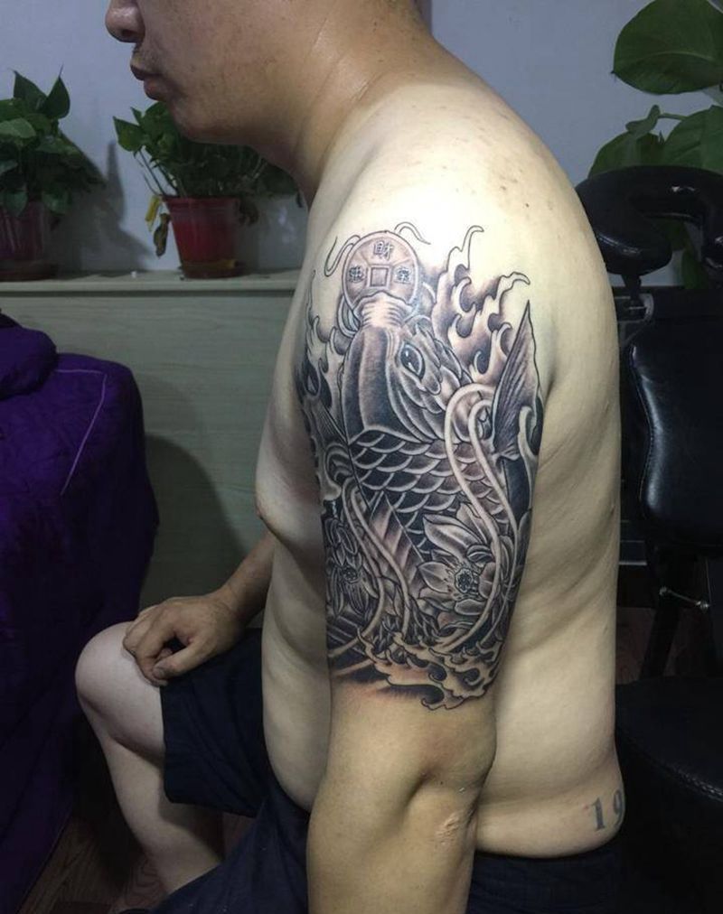 大臂鲤鱼纹身图片