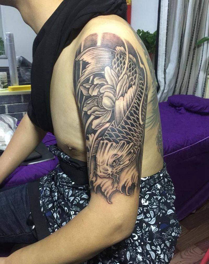 大臂鲤鱼纹身图片