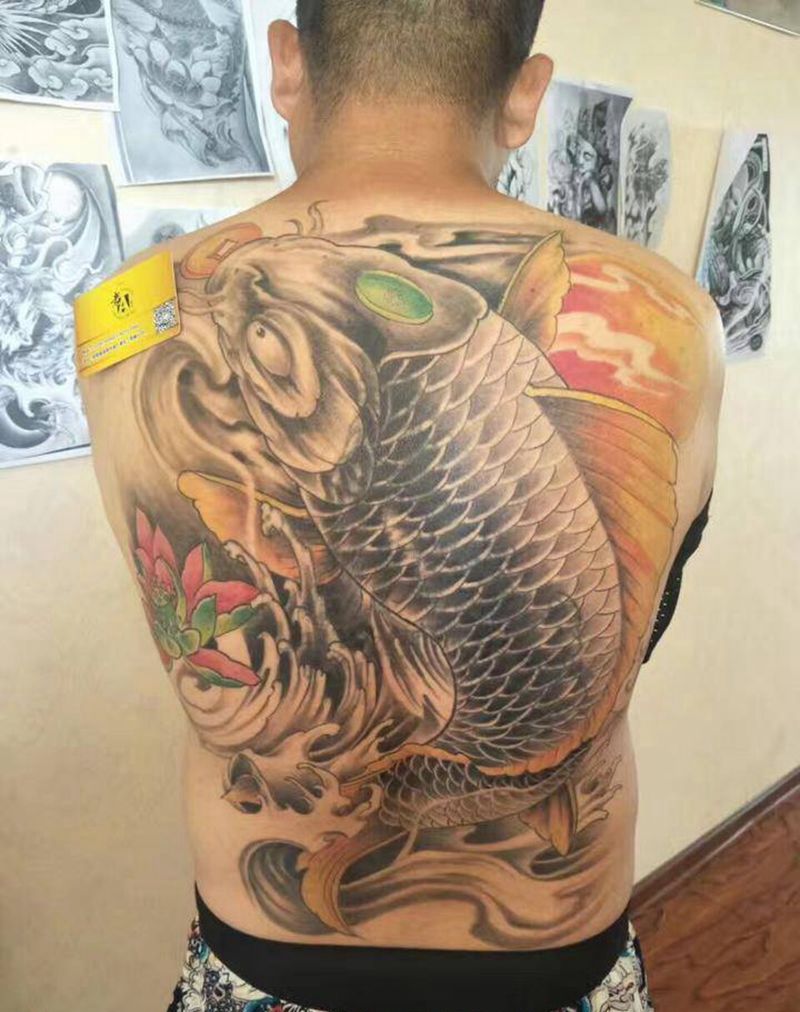 满背鱼纹身图片