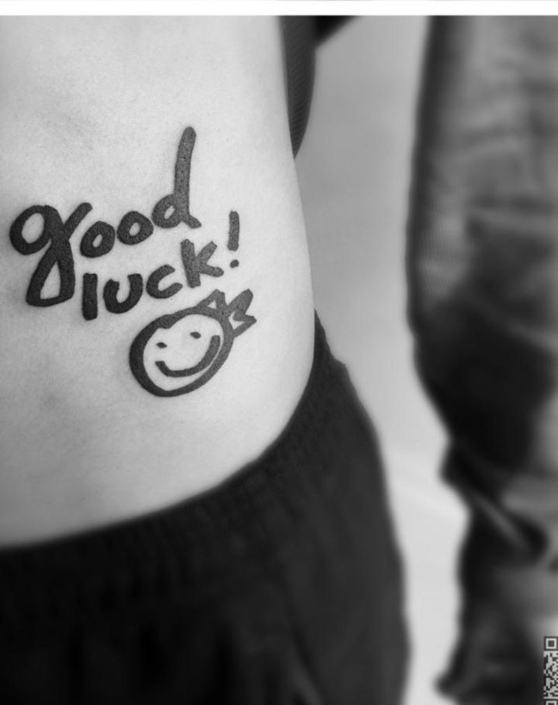 good luck纹身图片_成品腹部清新字符图腾纹身图案