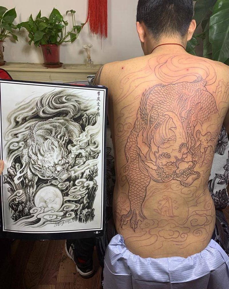 满背麒麟线条纹身图片_背部新传统纹身图案