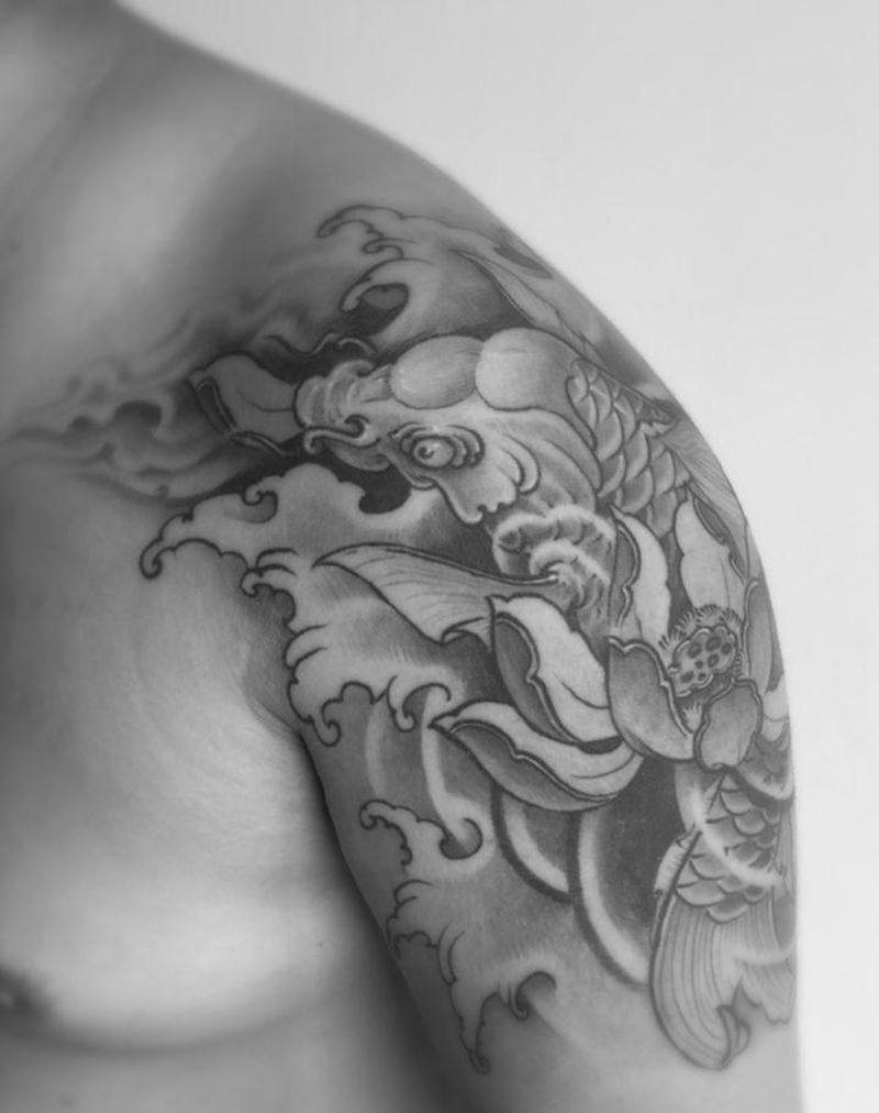 大鱼荷花纹身图片_成品手臂传统清新动物植物原创纹身图案