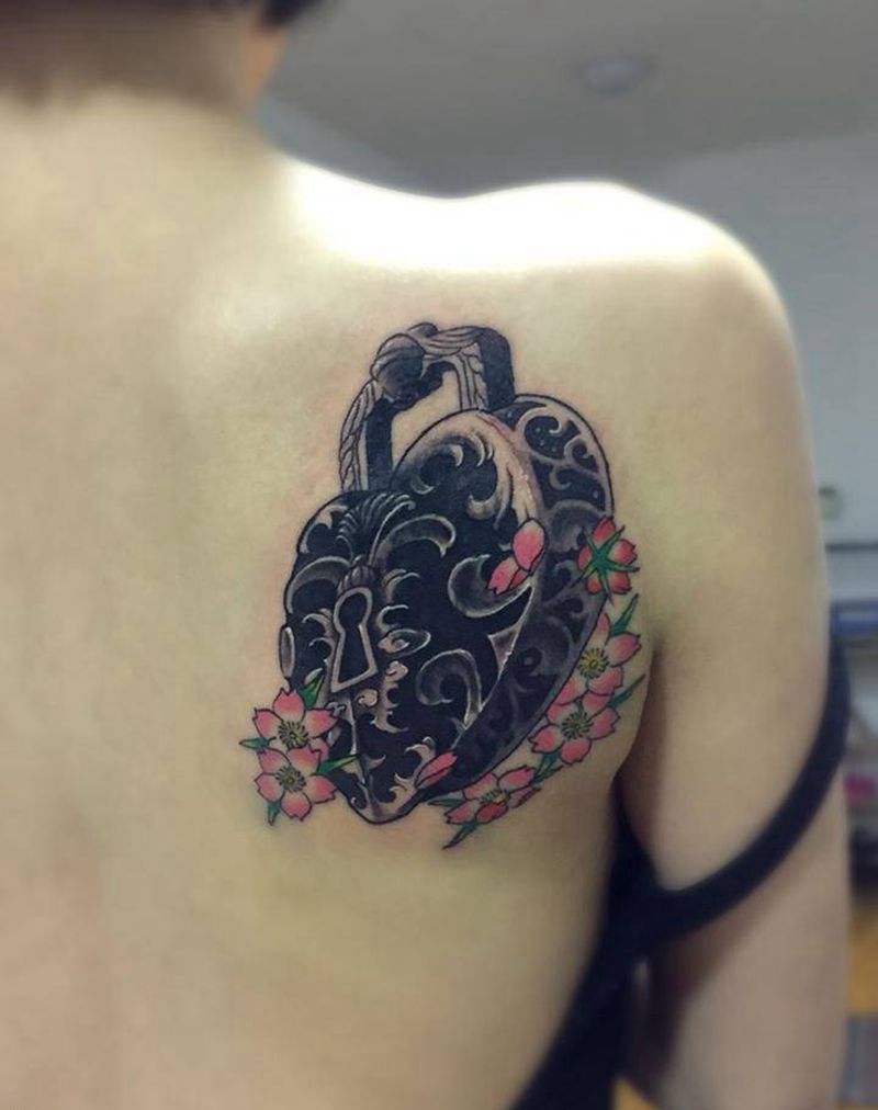 锁纹身图片_成品背部欧美清新静物植物原创纹身图案