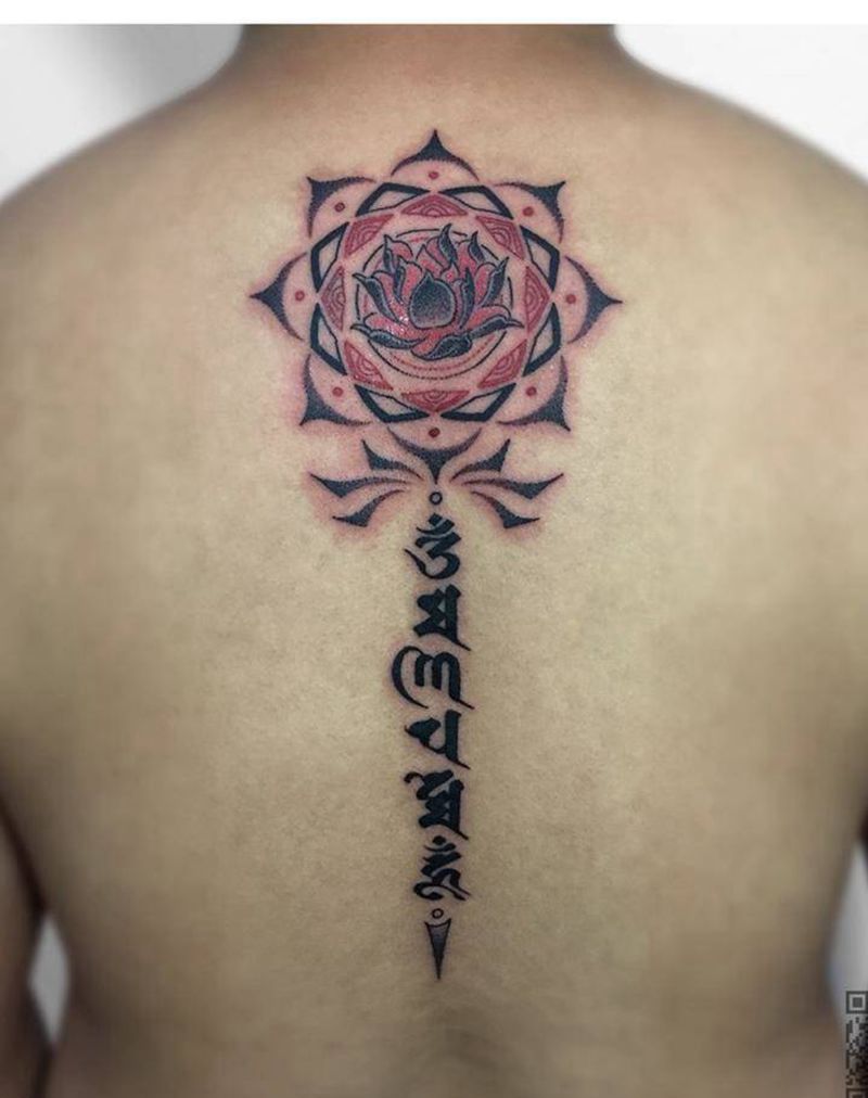 点刺荷花+六字真言纹身图片_成品背部清新植物字符图腾原创纹身图案