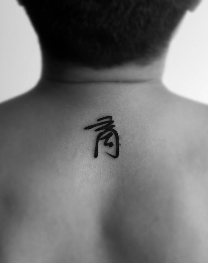 商纹身图片_成品背部清新字符图腾纹身图案