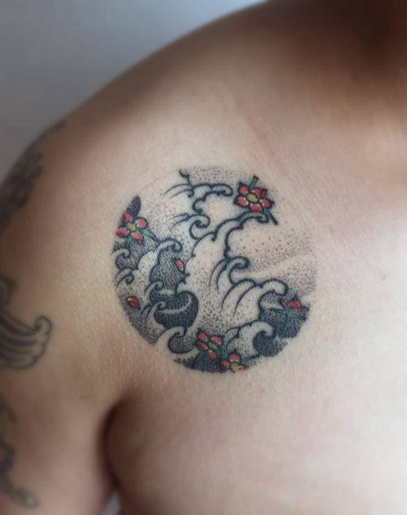 海浪纹身图片_胸部新传统点刺纹身图案