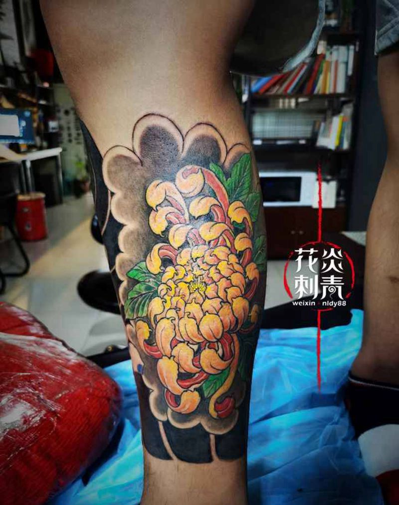菊花纹身图片_腿部老传统花纹身图案