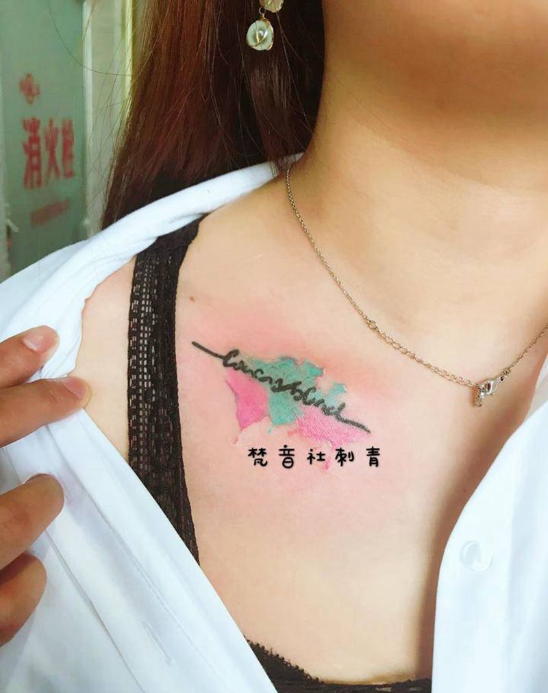 字母晕染纹身图片_胸部水彩纹身图案