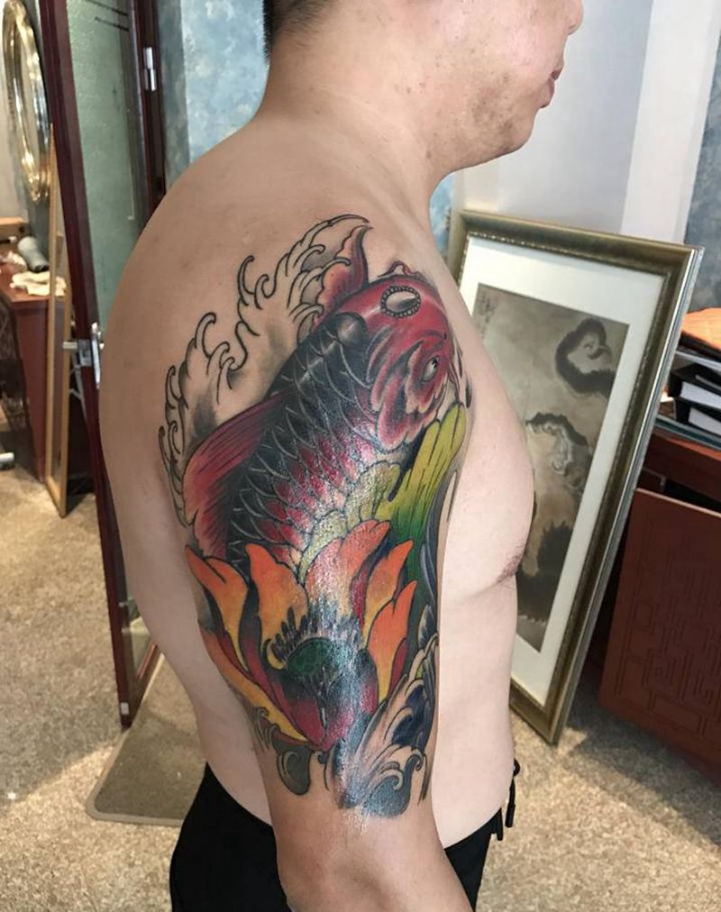 大臂鱼遮盖纹身图片_手臂新传统纹身图案