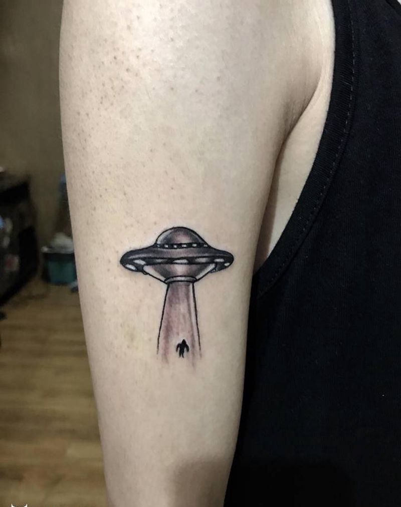 飞碟纹身图片_臀部纹身图案