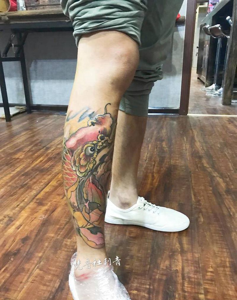 小腿外侧鱼纹身图片_腿部新传统纹身图案
