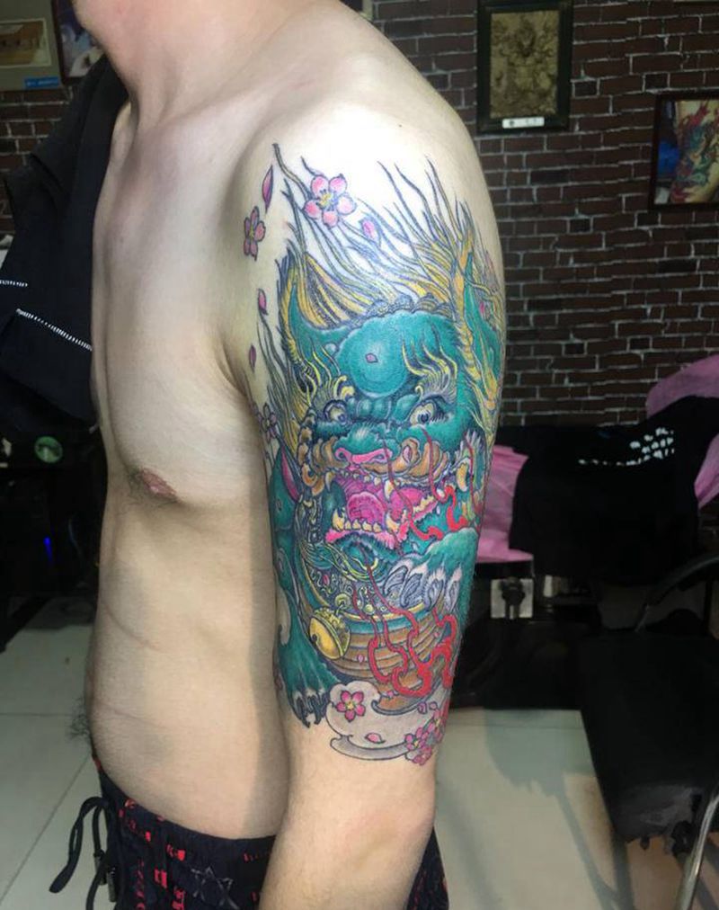 大臂唐狮纹身图片_新传统纹身图案