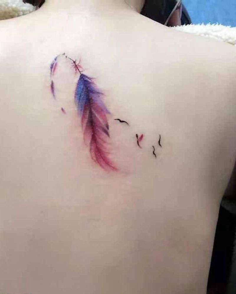 羽毛➕水彩猫咪纹身图片_背部腿部老传统新传统纹身图案