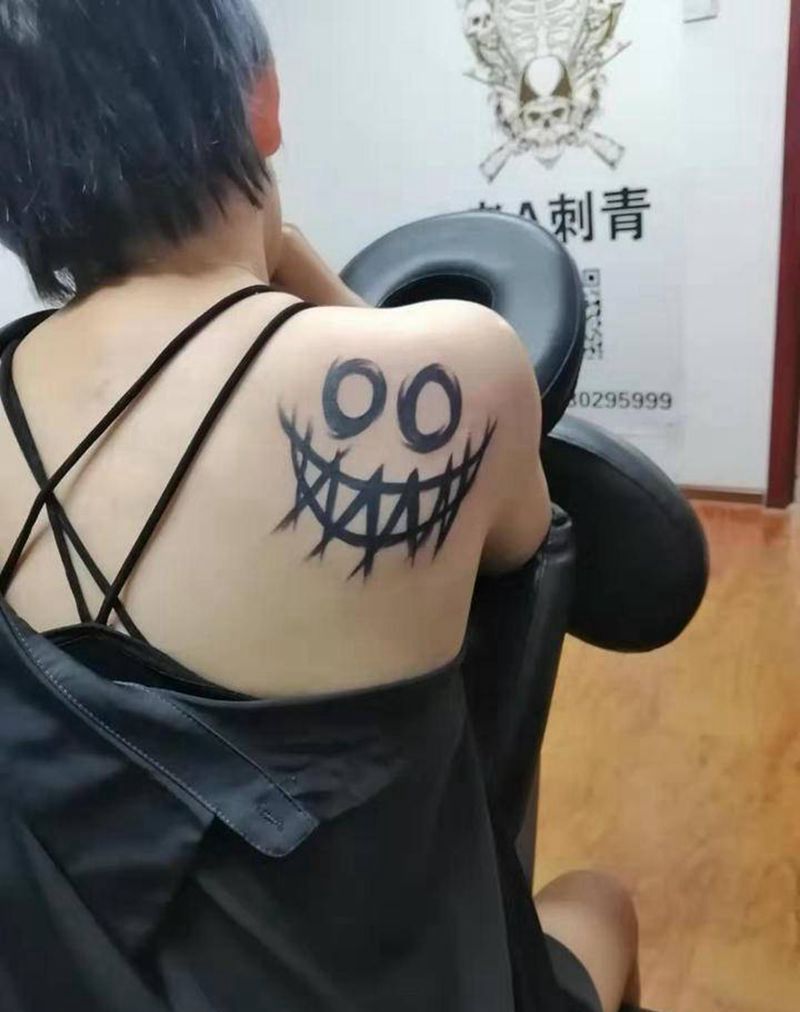 恶魔的笑容纹身图片_肩部Old School纹身图案