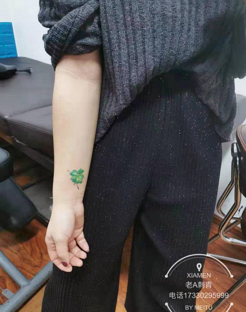 三叶草纹身图片_手部新传统纹身图案