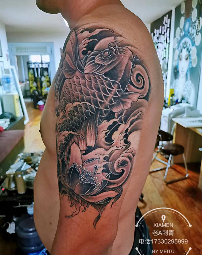 鱼纹身图片_肩部老传统纹身图案